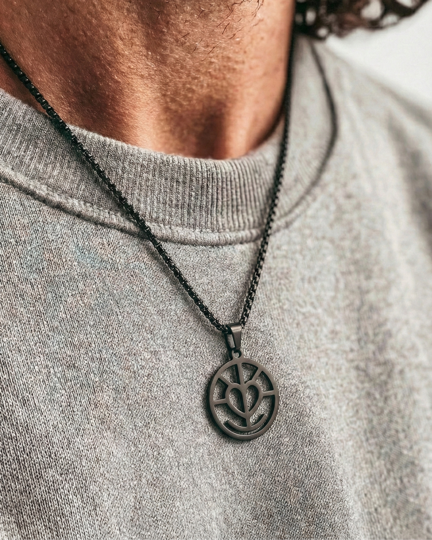 La Collana Monogramma Uomo – Ogni lettera, una storia