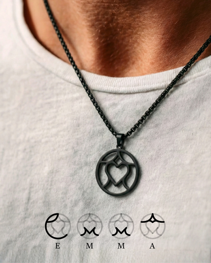 La Collana Monogramma Uomo – Ogni lettera, una storia