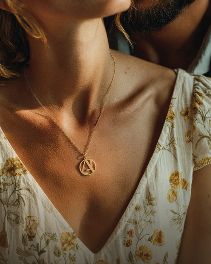 Collana Iniziali Intrecciate – Ogni iniziale, una storia
