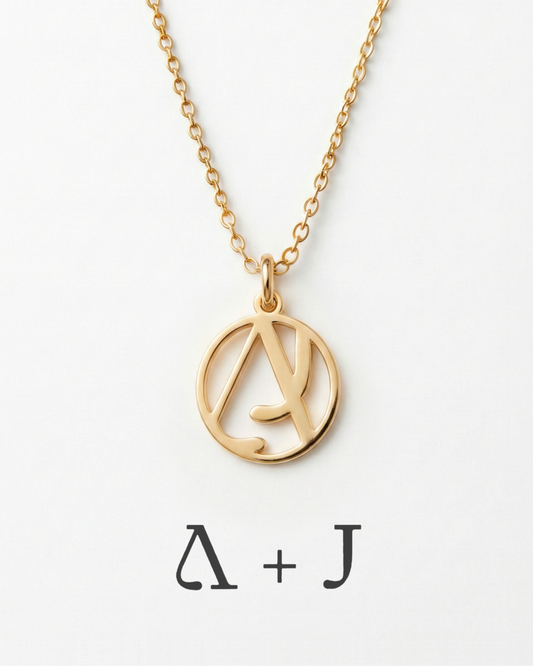 Collana Iniziali Intrecciate – Ogni iniziale, una storia